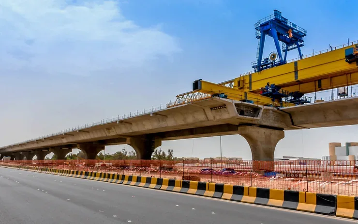 جسر قيد الإنشاء باستخدام رافعة تركيب الكمرات