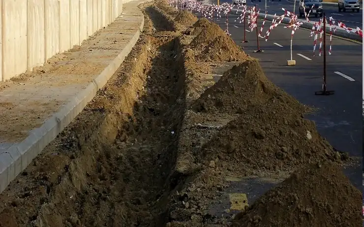أعمال حفر وتأمين جوانب الحفر بمحاذاة طريق قائم