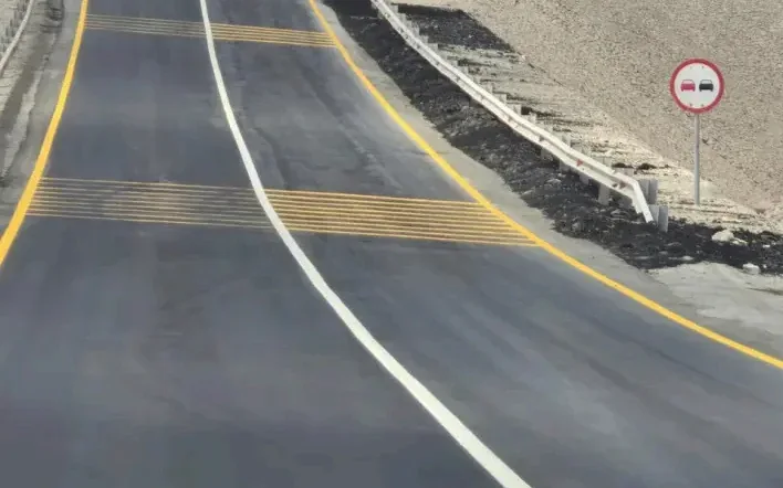 طريق منفّذ حديثاً مع حواجز أمان وعلامات مرورية